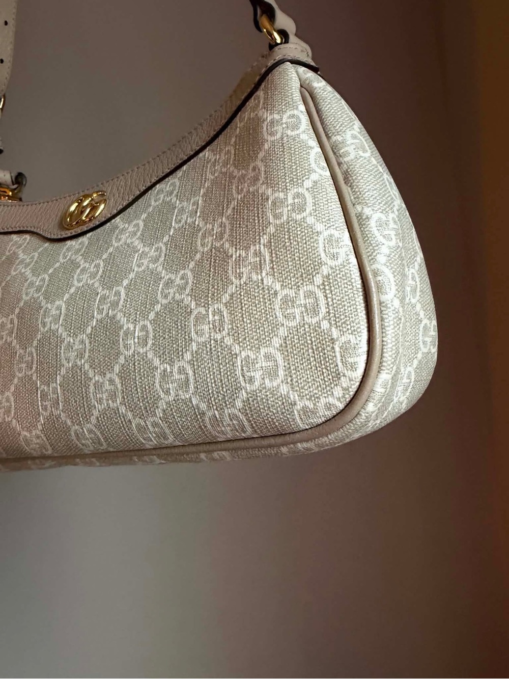 Gucci Beige GG Supreme Shoulder Bag with Gold Hardware - Picture 12 of 16